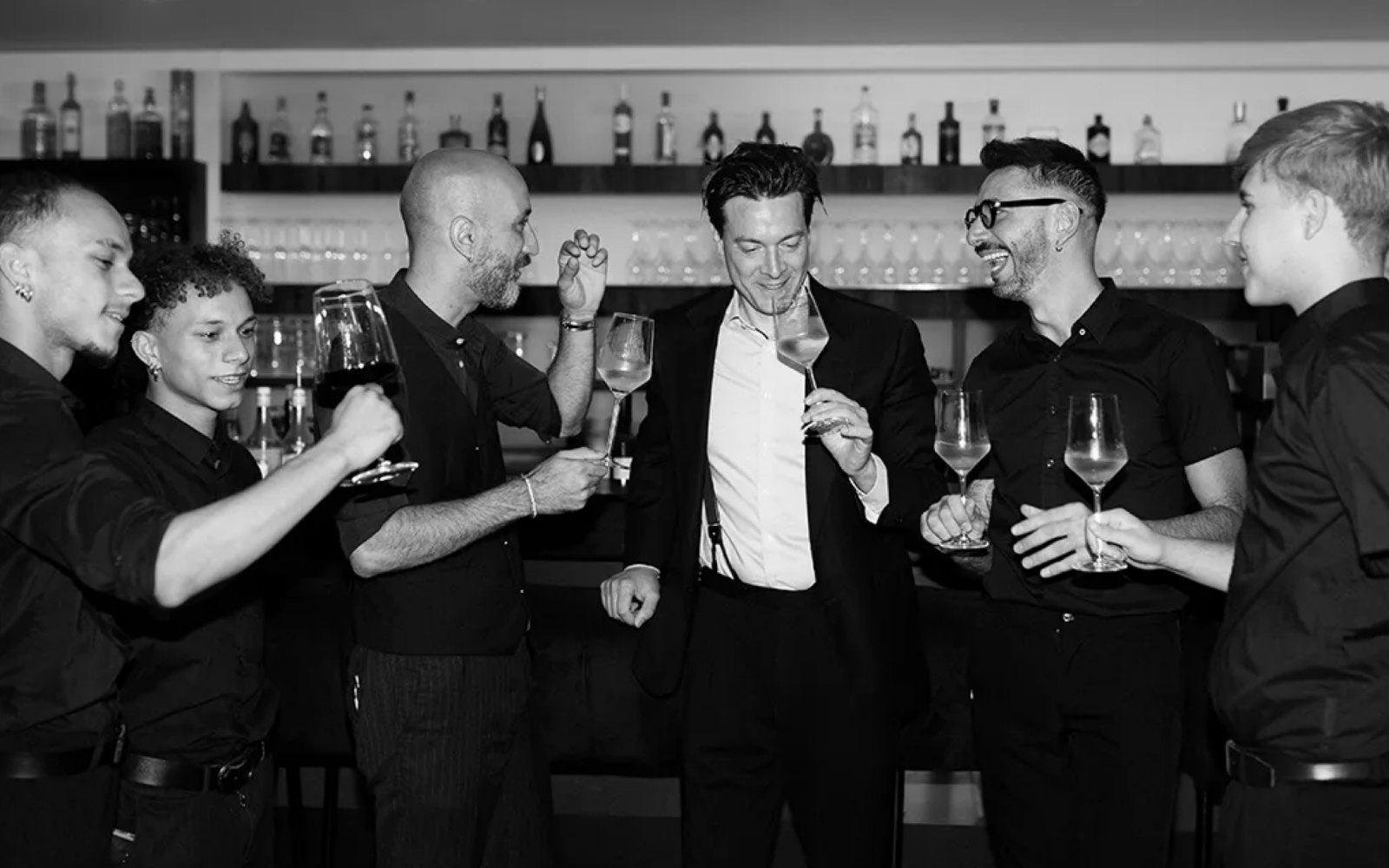 Das Service-Team von Buonissimo in Neu-Ulm stößt an der Bar mit Wein an